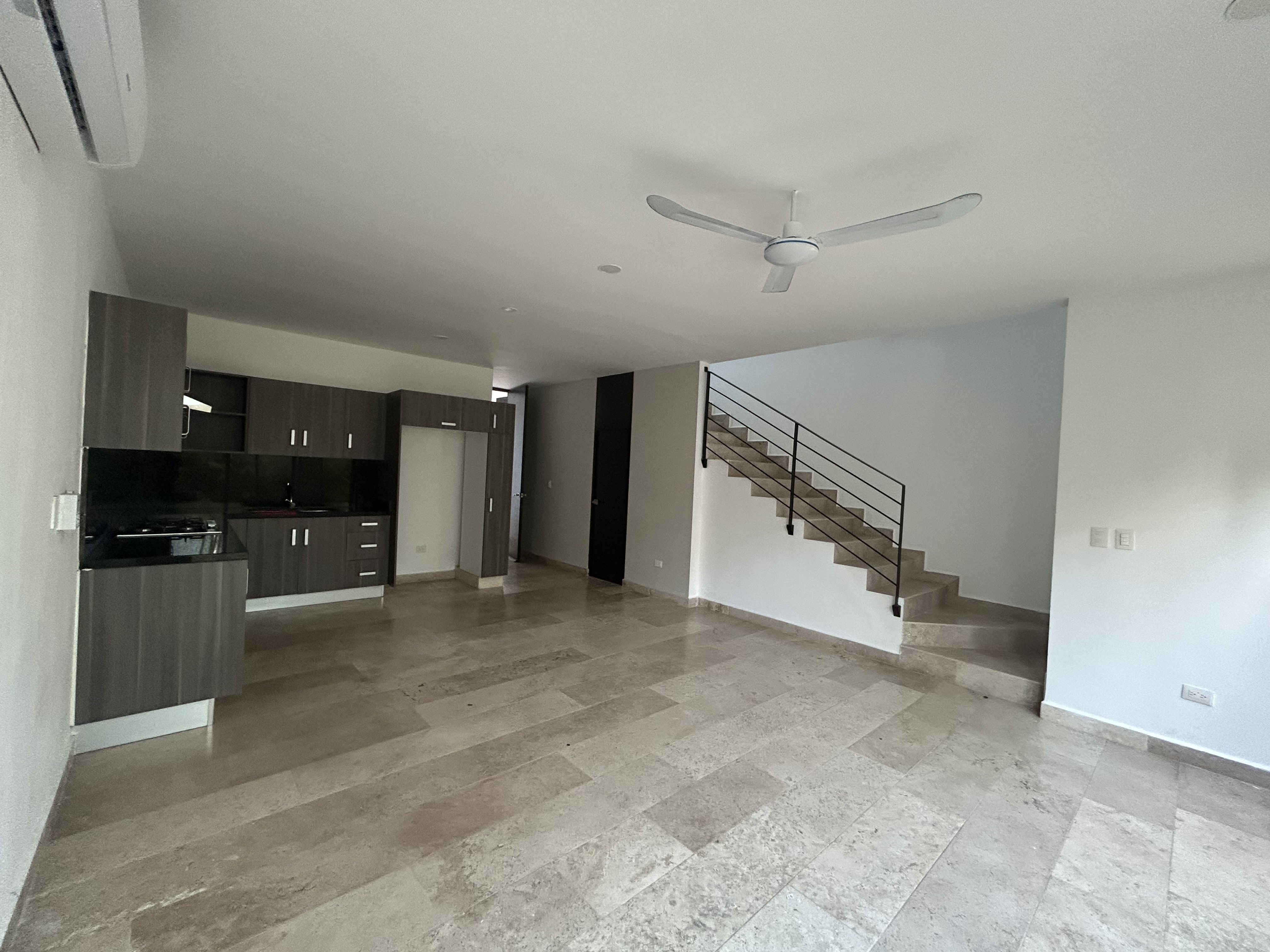 Townhouse de 2 recámaras, equipado, con alberca privada, en zona norte.