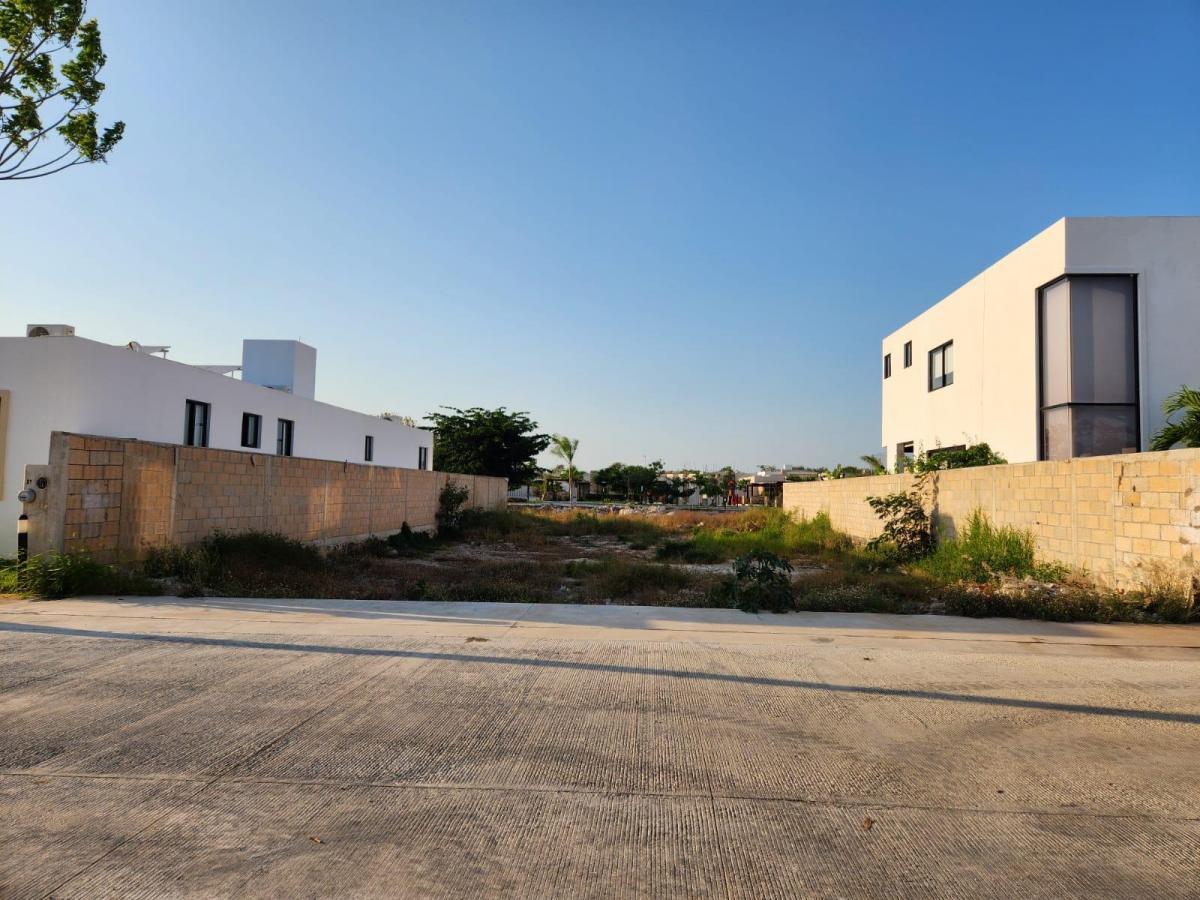 Terreno residencial dentro de privada con amenidades, en Zona Country.