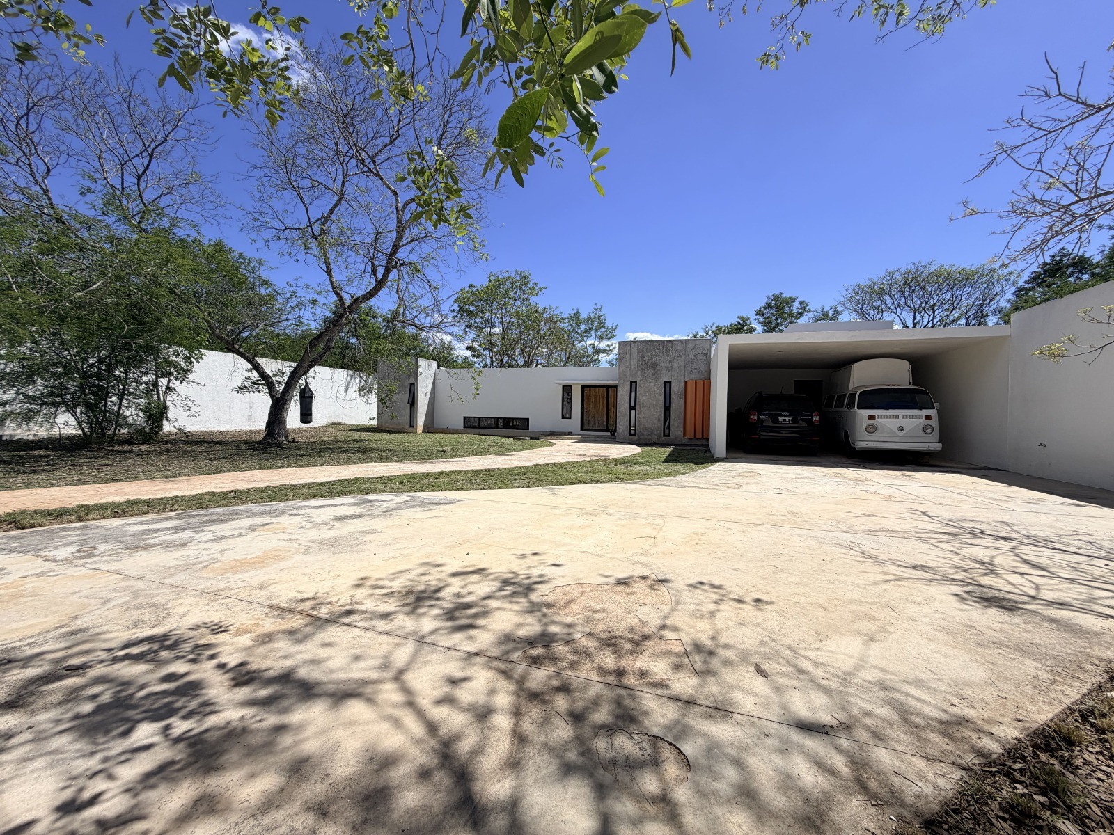 Casa de 1 sola planta con amplio jardín y alberca, en Cholul.