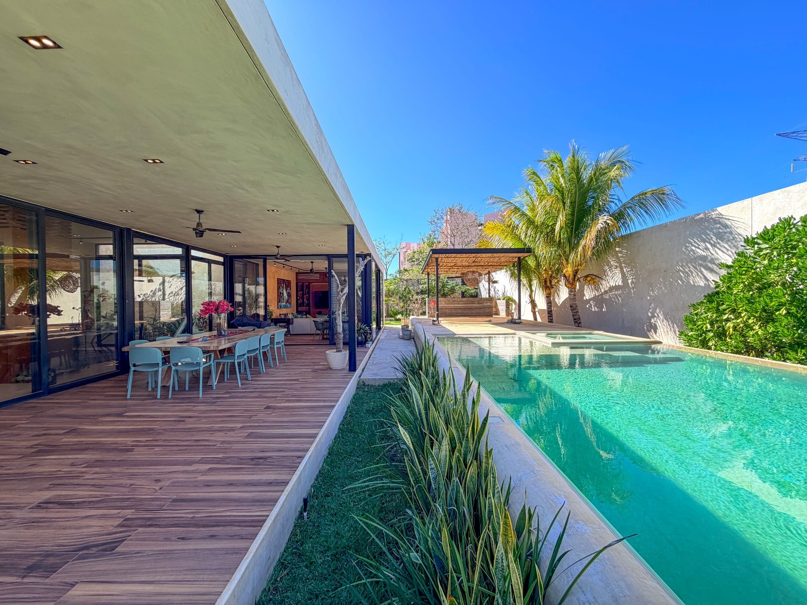 Casa de 3 recámaras, de un piso, con alberca y jacuzzi, en Santa Gertrudis Copó.