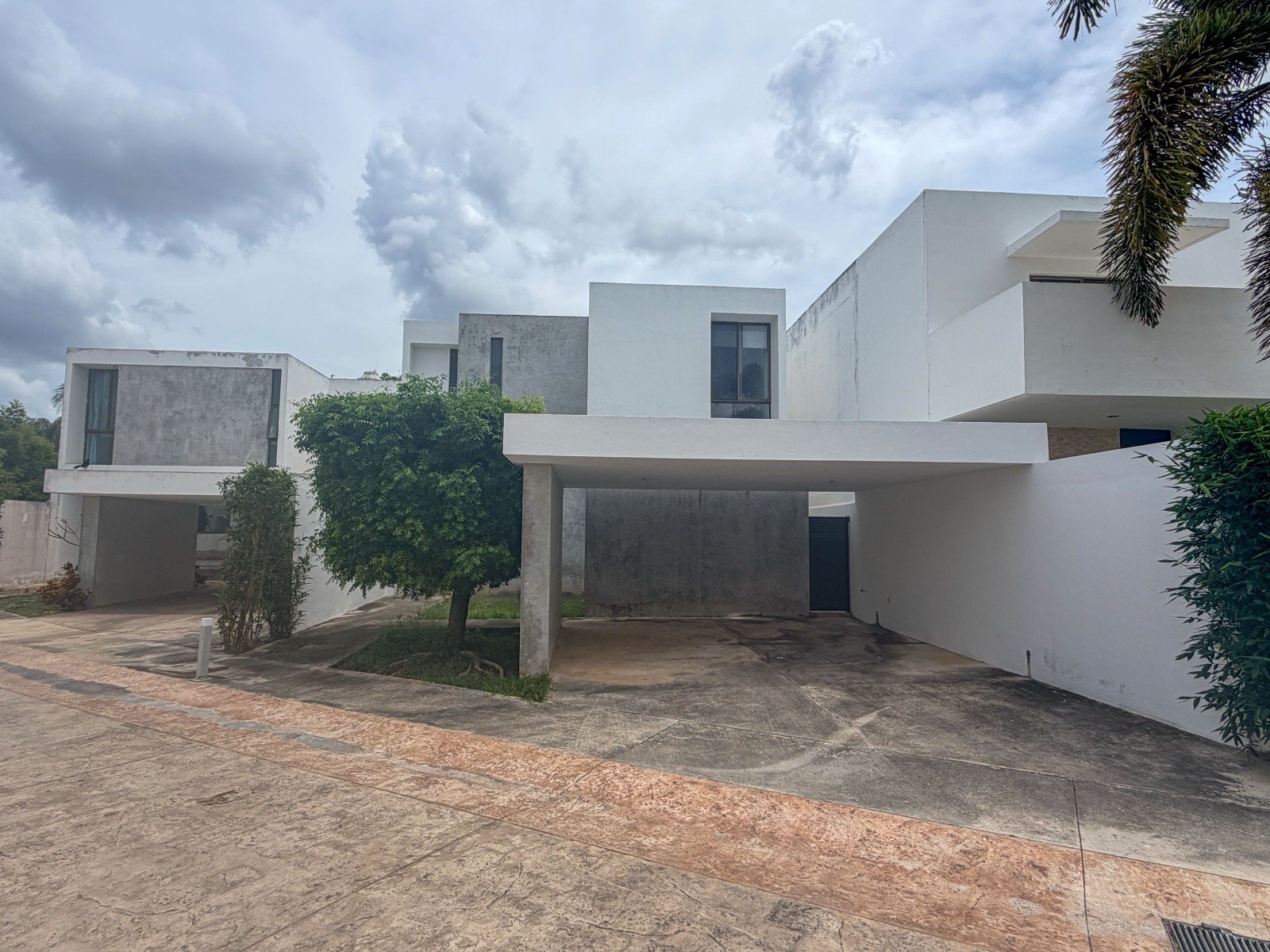 Casa de 3 recámaras, con alberca y jardín, dentro de privada en Cholul.