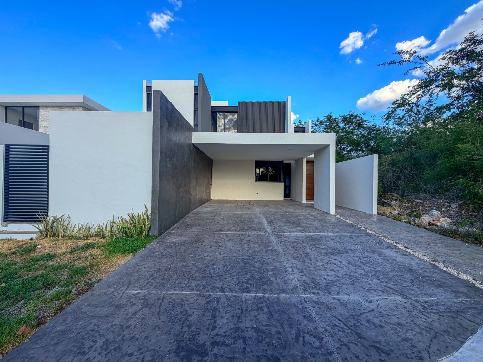 Casa de 4 recámaras, con alberca, en privada con amenidades en Cholul.