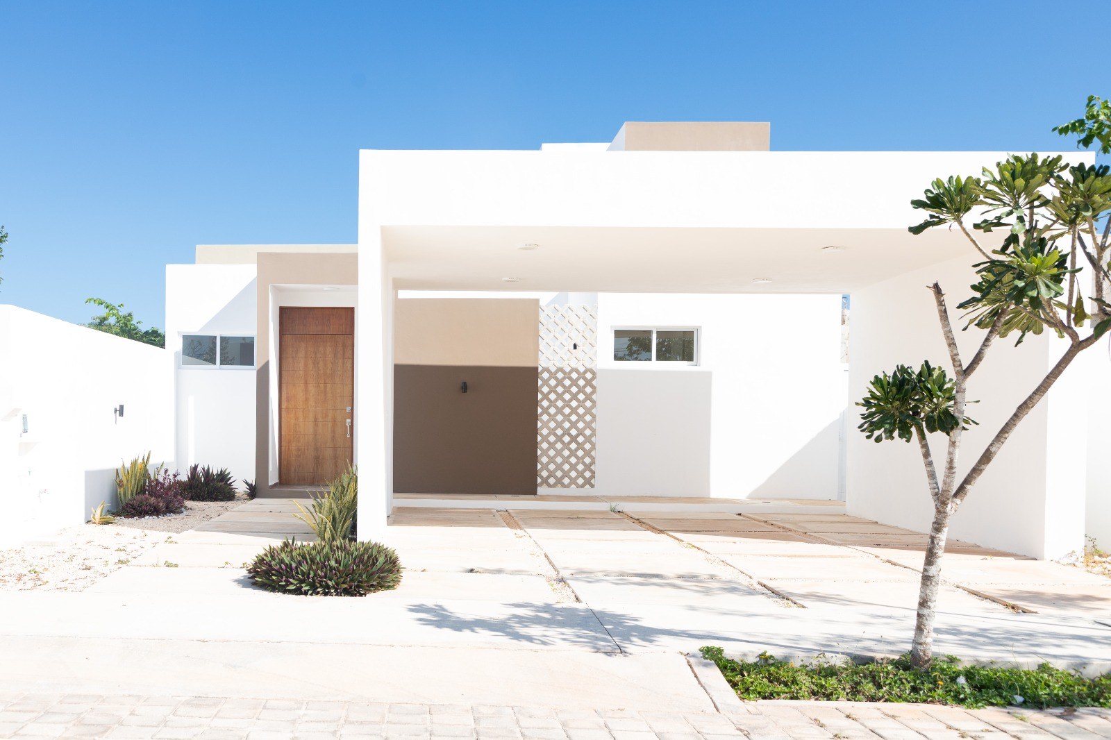 Casa de 3 recámaras, con alberca, dentro de privada en Cholul.