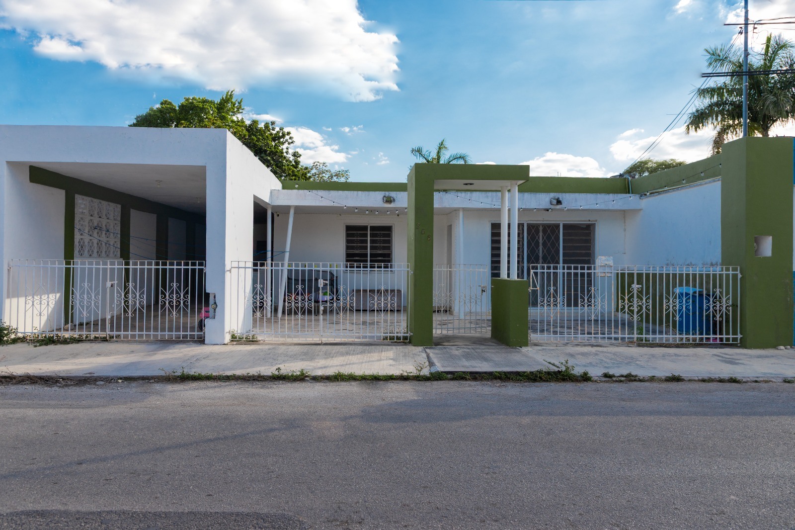 Casa de una planta, amplio terreno, 3 recámaras, en Pensiones, Mérida.