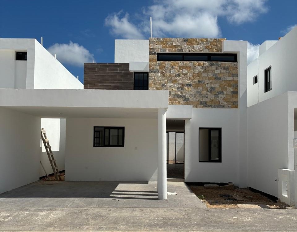 Casa de 3 recámaras, con alberca y paneles, solares en Temozón Norte.