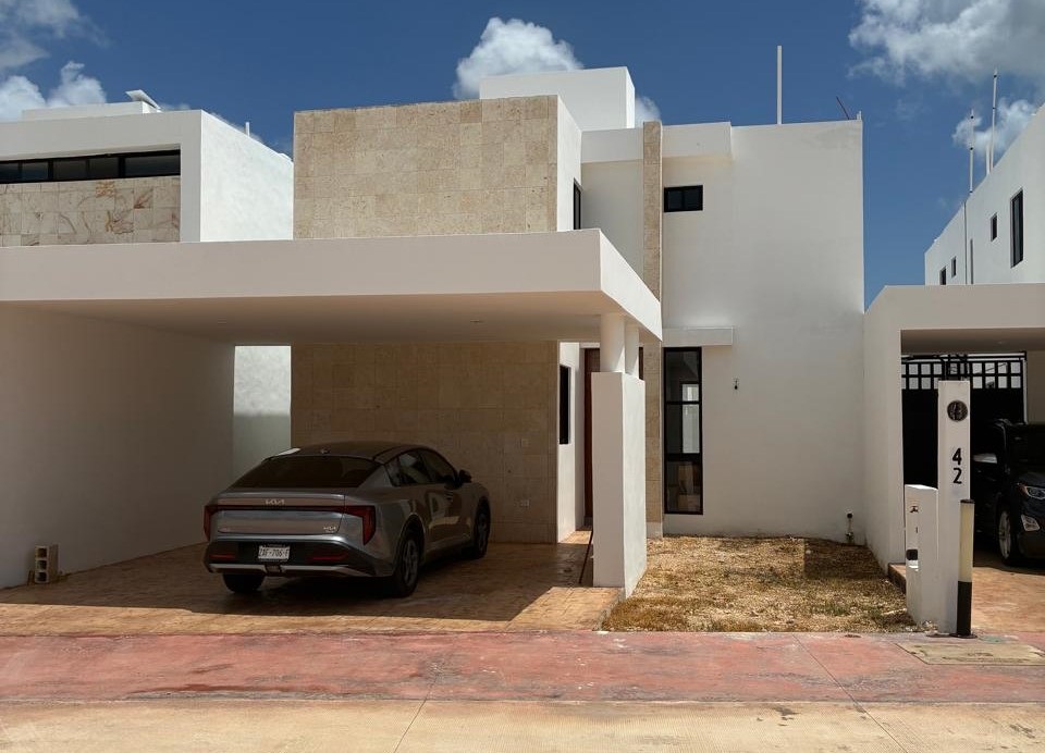 Casa de 3 recámaras, con piscina y paneles solares, en Cholul.