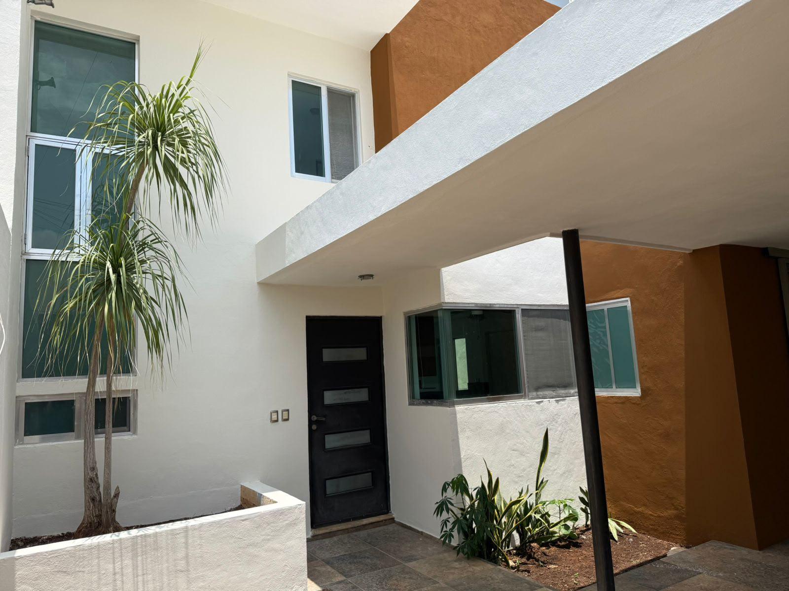 Casa en renta, con piscina y paneles solares, cerca de Altabrisa.