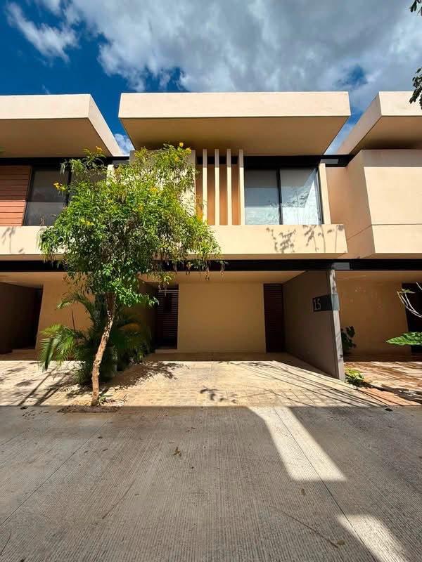 Townhouse de 2 recámaras, equipado, con Paneles Solares y alberca, en Temozón.