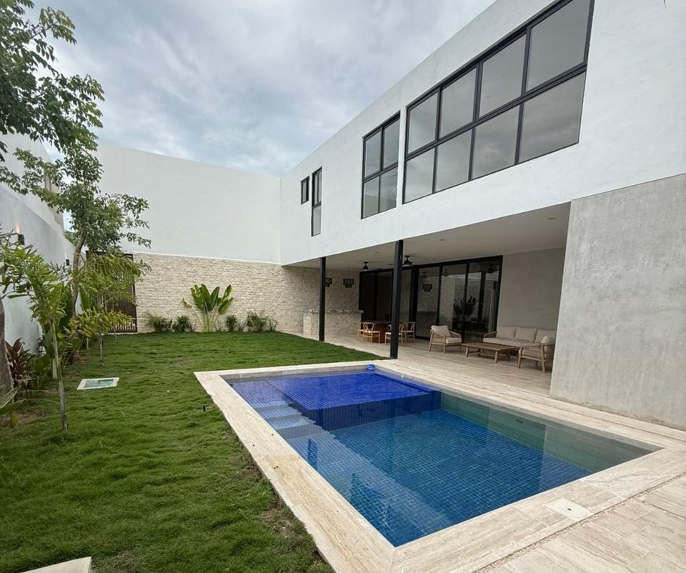 Casa de lujo de 4 recamaras, dentro de privada residencial en zona country.