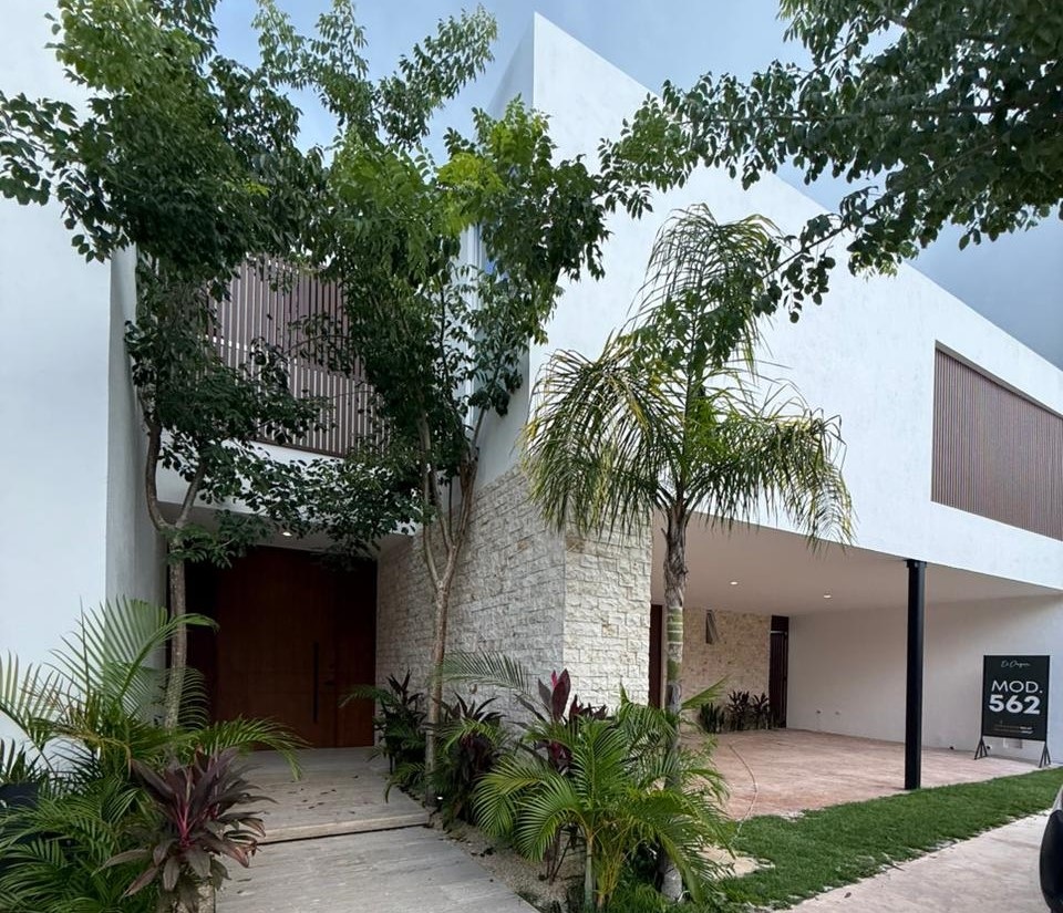 Casa de lujo con alberca y amplios espacios, dentro de privada en Zona Country.