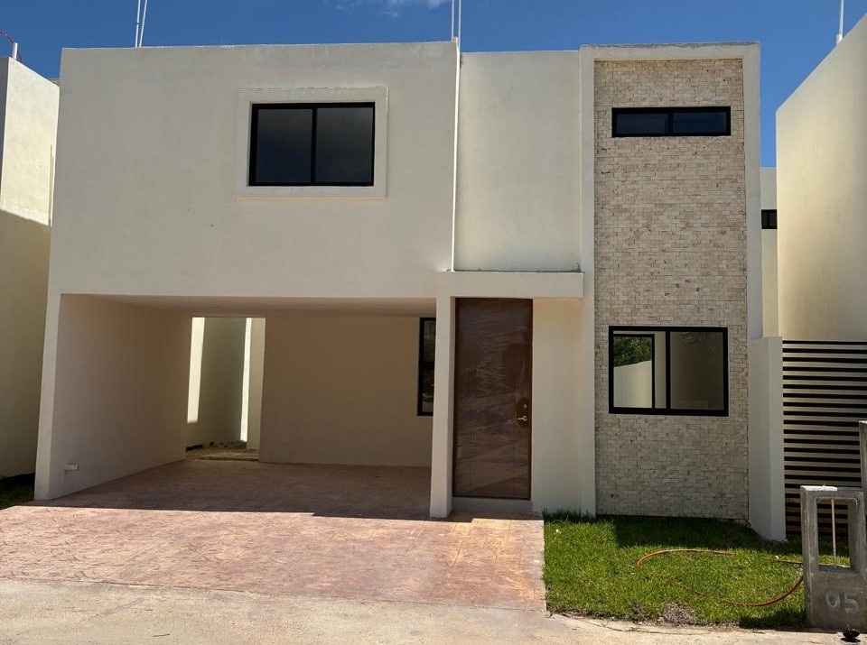 Casa con alberca y paneles solares, dentro de privada con amenidades en Cholul.