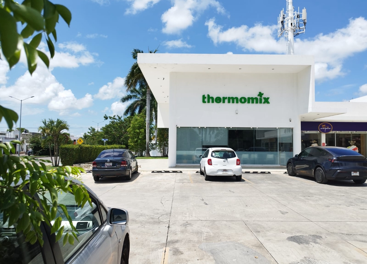 Se renta local comercial en Las Americas, 115 m2 totales, con mezzanine y terraza.