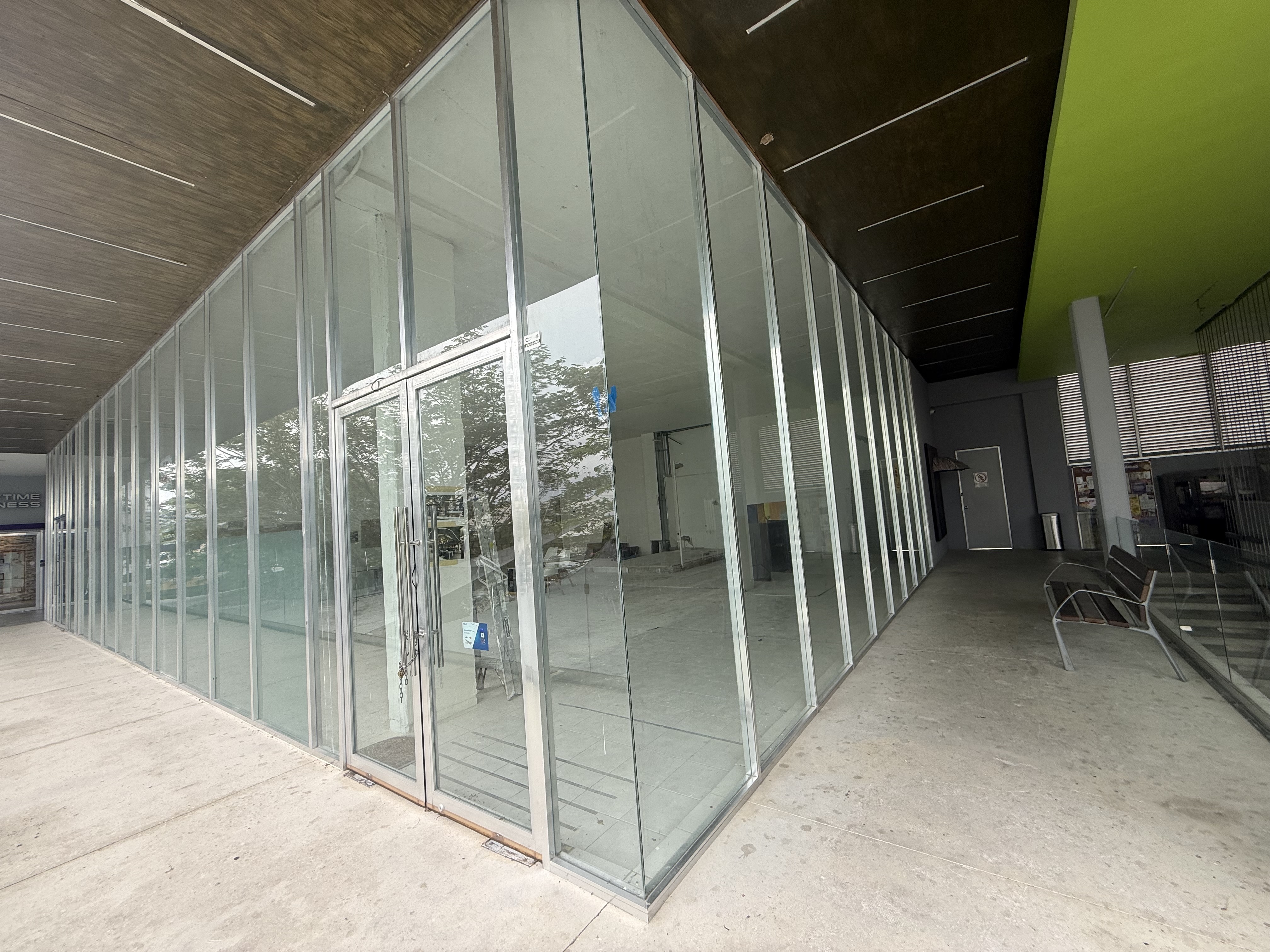 Renta de amplio local (Planta Alta) en Plaza Akropolis, en las Americas.