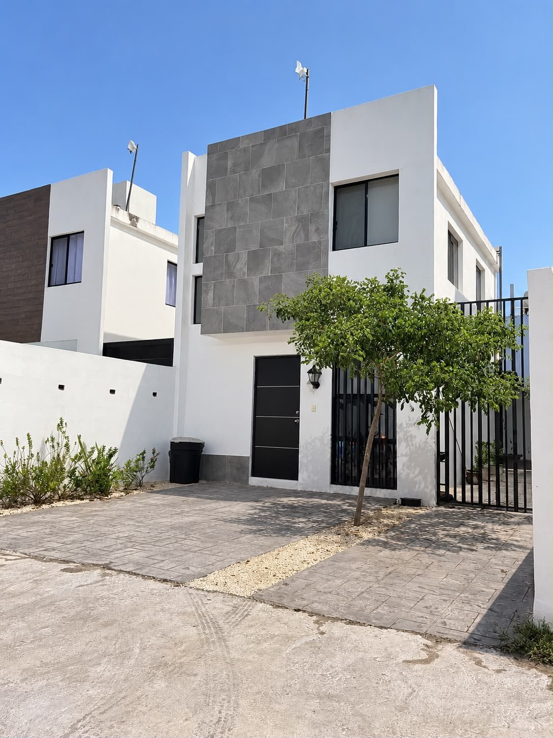 Casa de 2 recámaras, amueblada, servicios incluidos, en Residencial Esmeralda, en Fraccionamiento los Héroes.