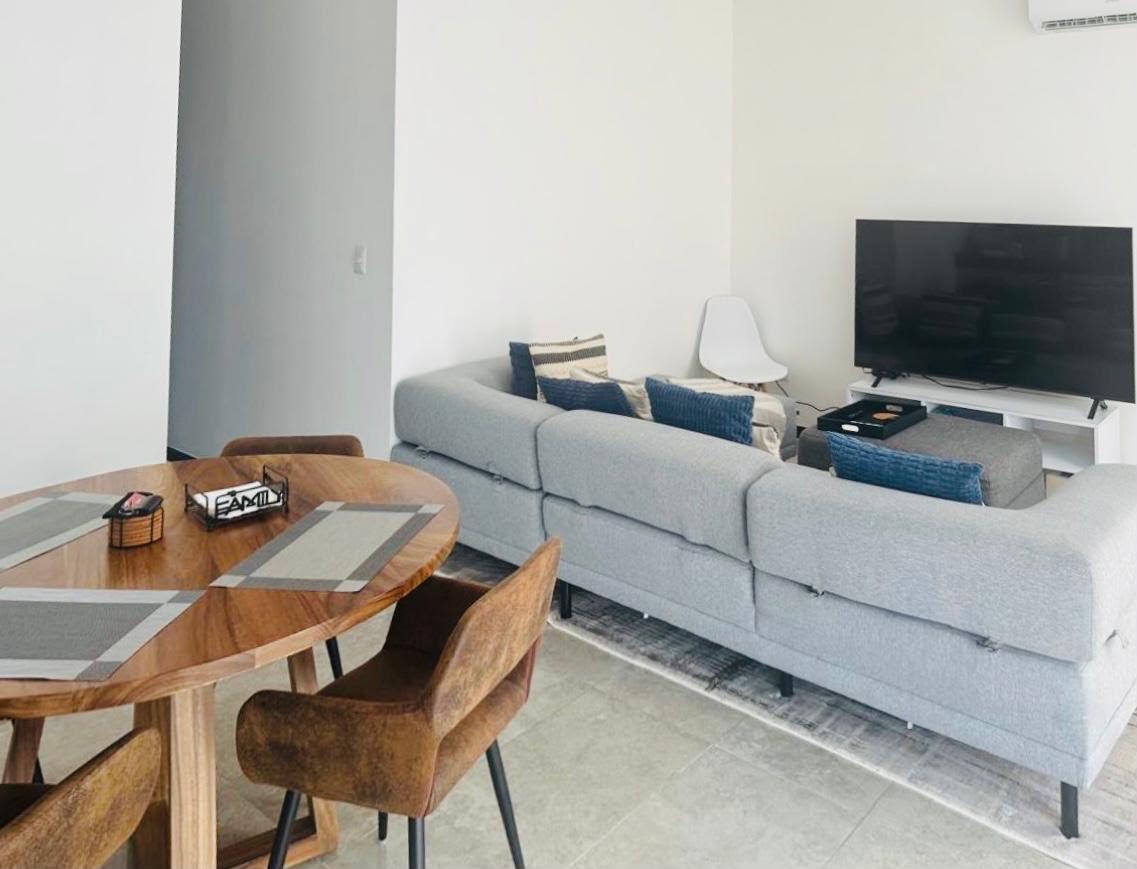 Departamento de 2 recámaras, amueblado, en segundo piso, con amenidades.
