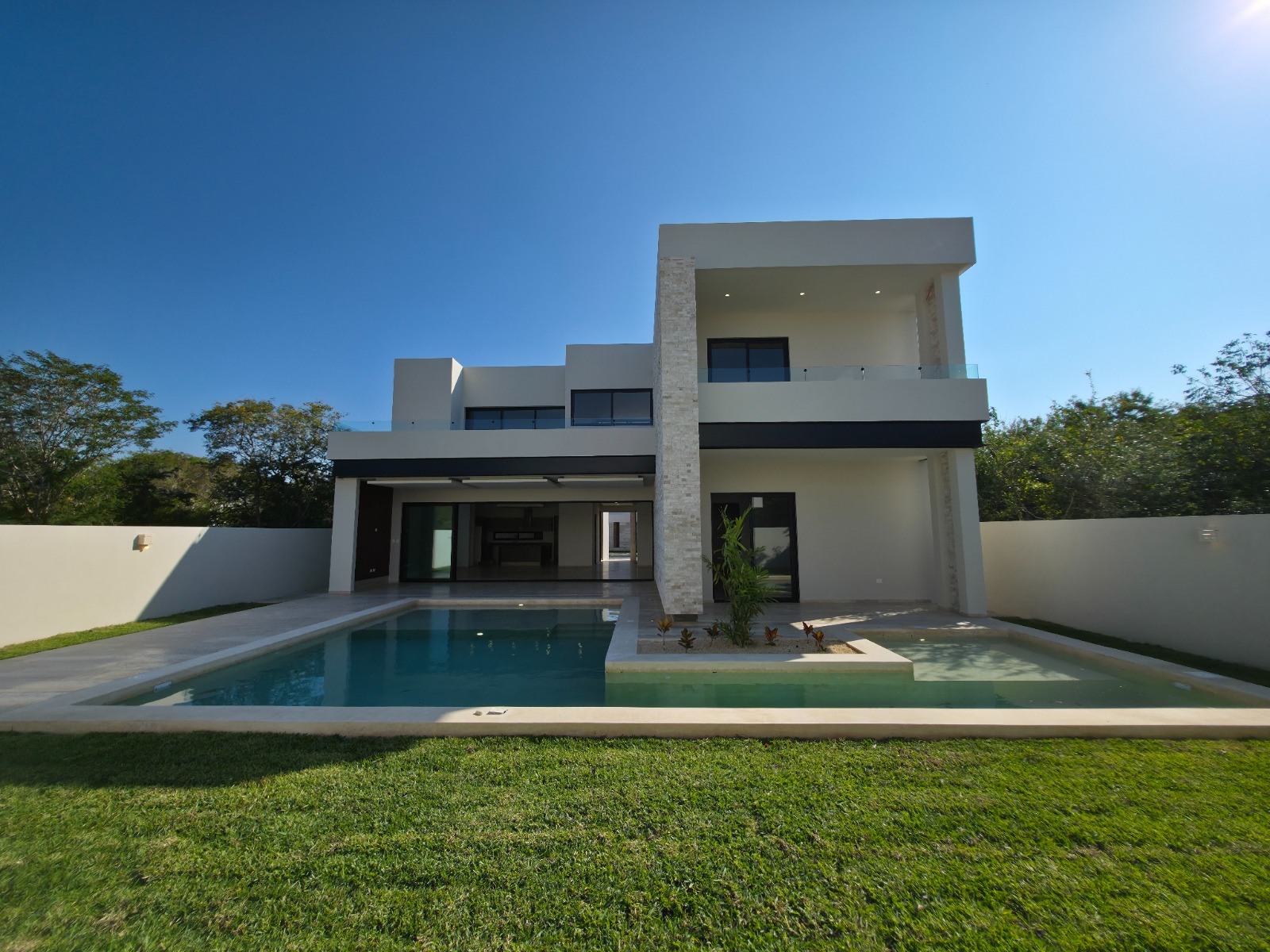 Casa de lujo en privada con amplio terreno y alberca, en Zona Country.
