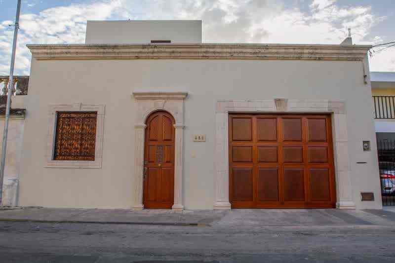 Casa en el centro de Mérida, con diseño y acabados coloniales (739).