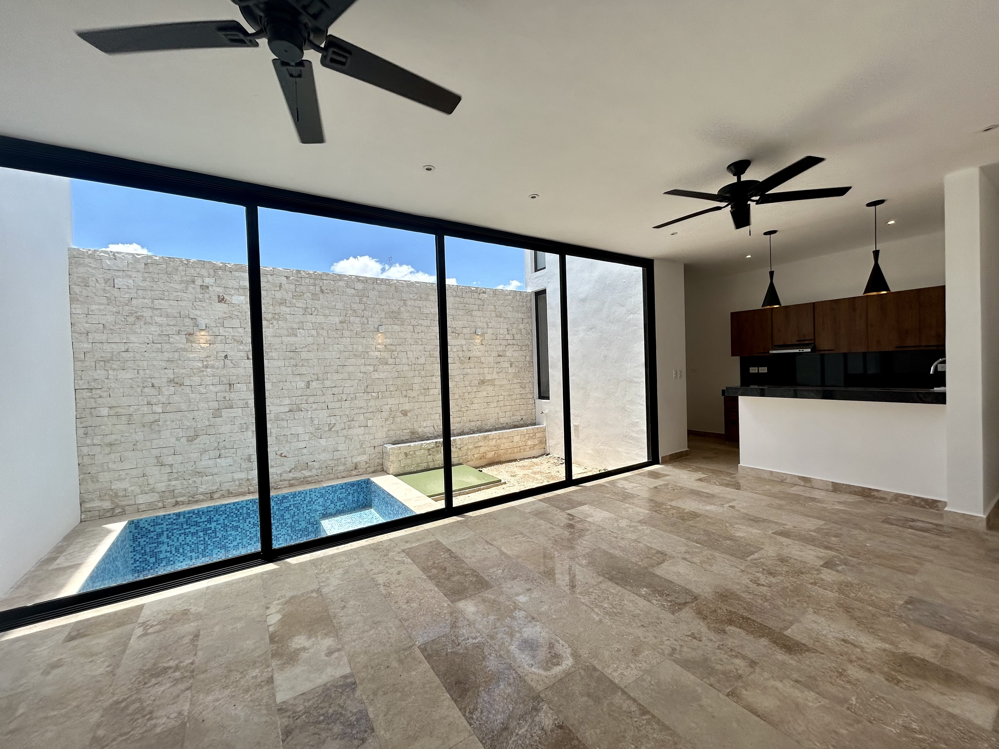 Townhouse a estrenar, de 2 recámaras, en privada con alberca, en Temozón norte.