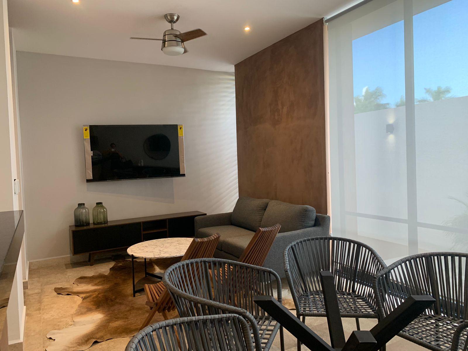 Townhouse de 2 recámaras, amueblado, con piscina privada, dentro de complejo.