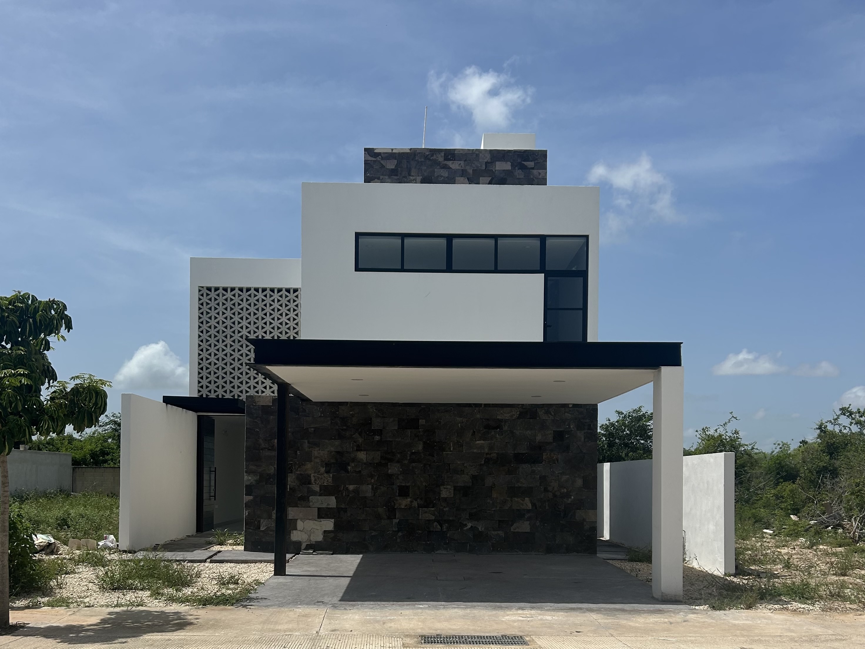 Casa en Tamora residencial, con vista a un cenote y amenidades dentro de la privada.