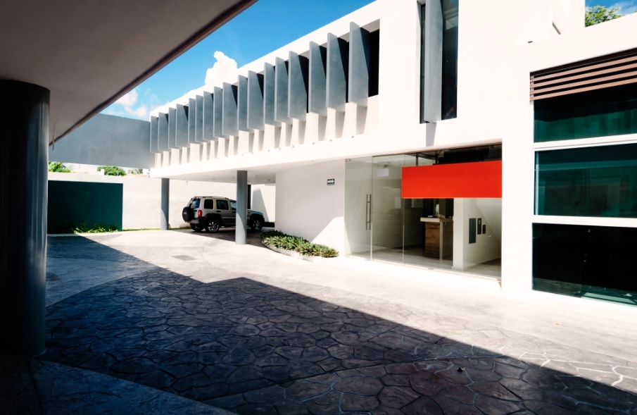 Edificio para oficinas de 2 plantas, con 3 privados, en zona norte de la ciudad.