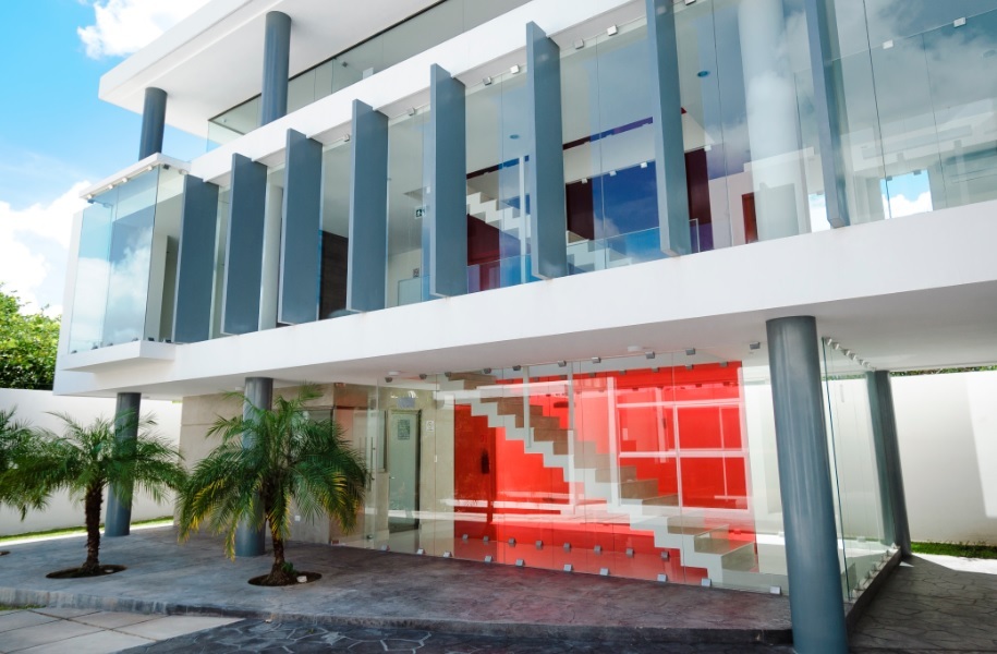 Edificio para oficinas de 3 plantas, con 6 módulos, en avenida al norte de la ciudad.