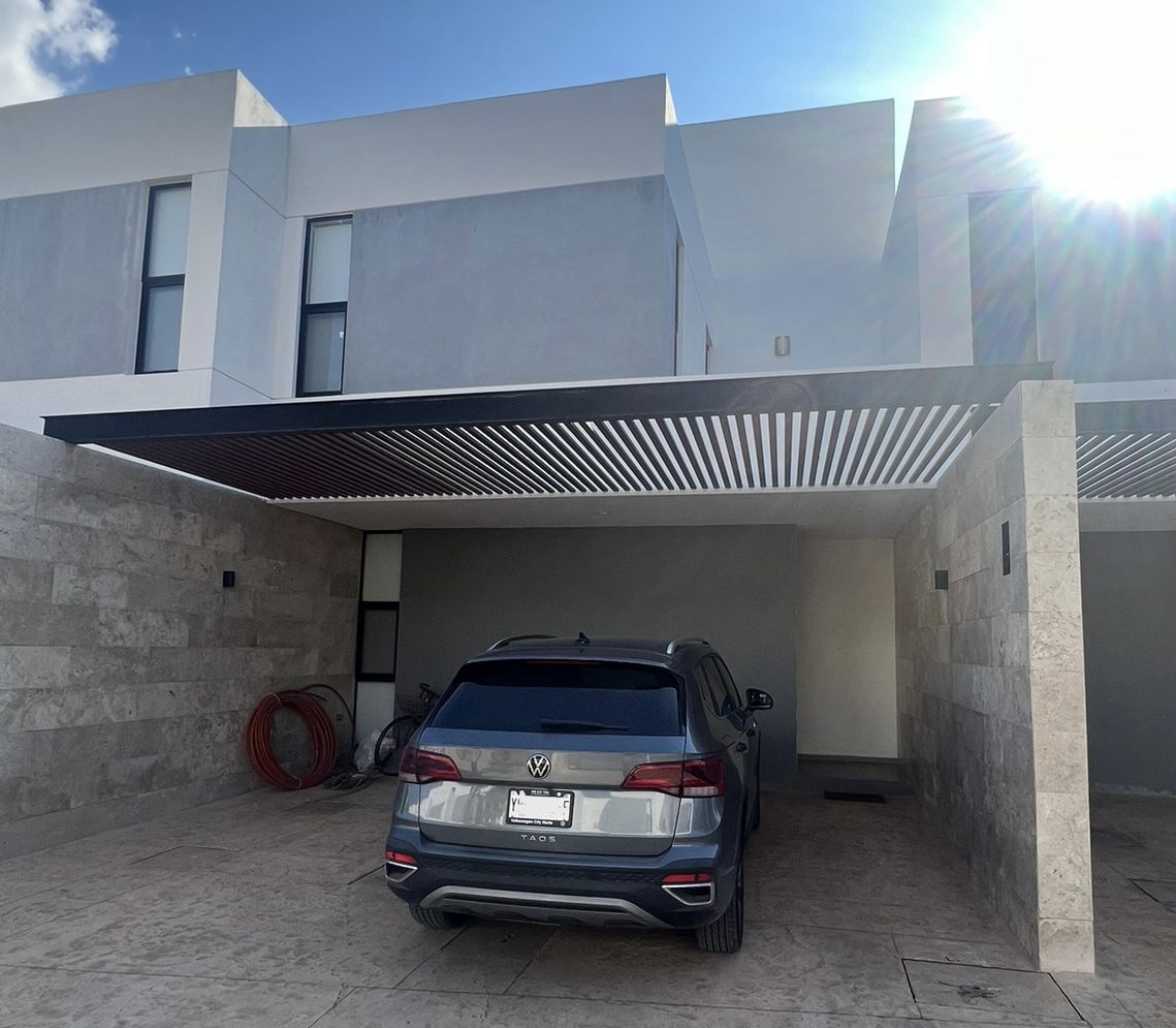 Townhouse con piscina y rooftop, dentro de privada.