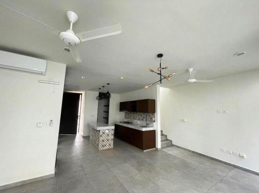 Townhouse de 2 recámaras, sin amueblar, en zona norte.
