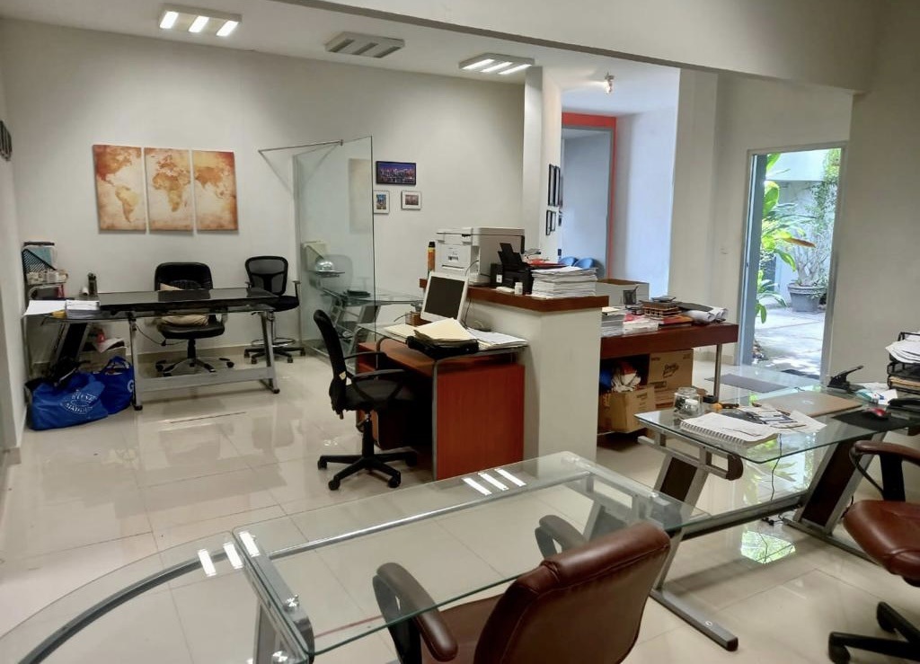 Local de 90 mt2 en renta, en Jardines del Norte, con servicio de luz incluido.