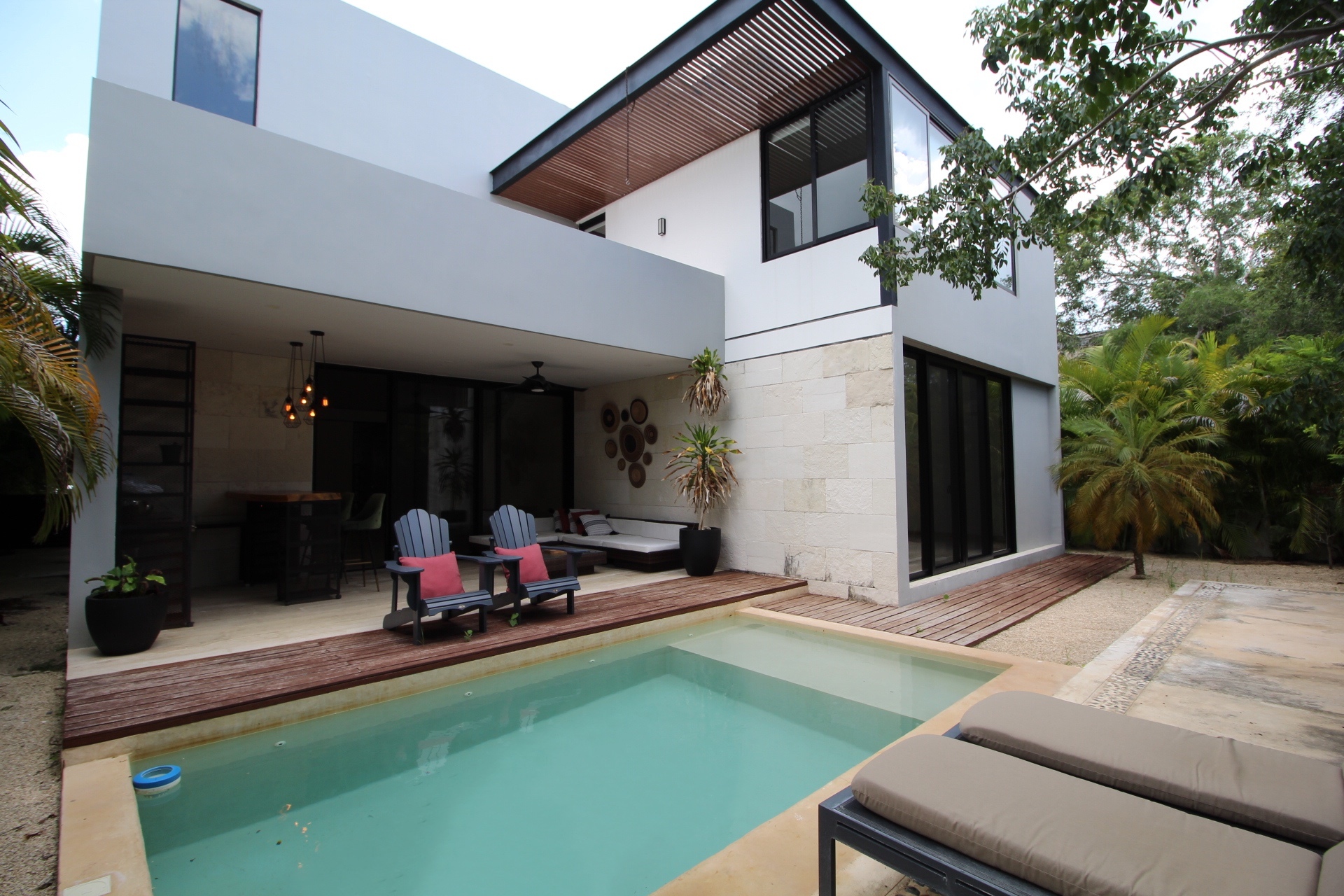 Casa con recámara en planta baja, en Yucatán Country Club.