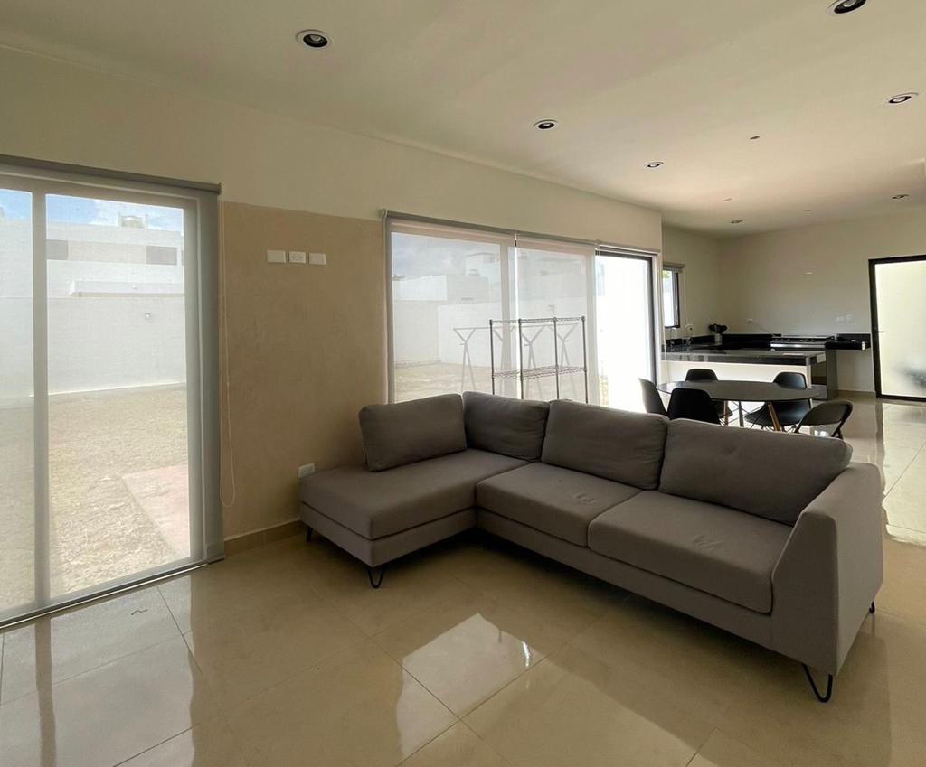 Casa de 3 recámaras, SIN AMUEBLAR, en privada.