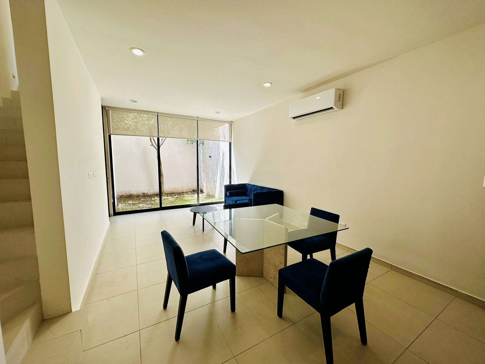 Departamento amueblado, de una recámara, con jardín.
