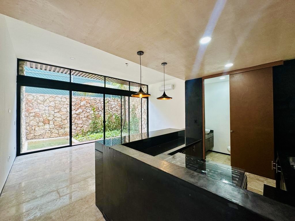 Townhouse con piscina y rooftop, dentro de privada.