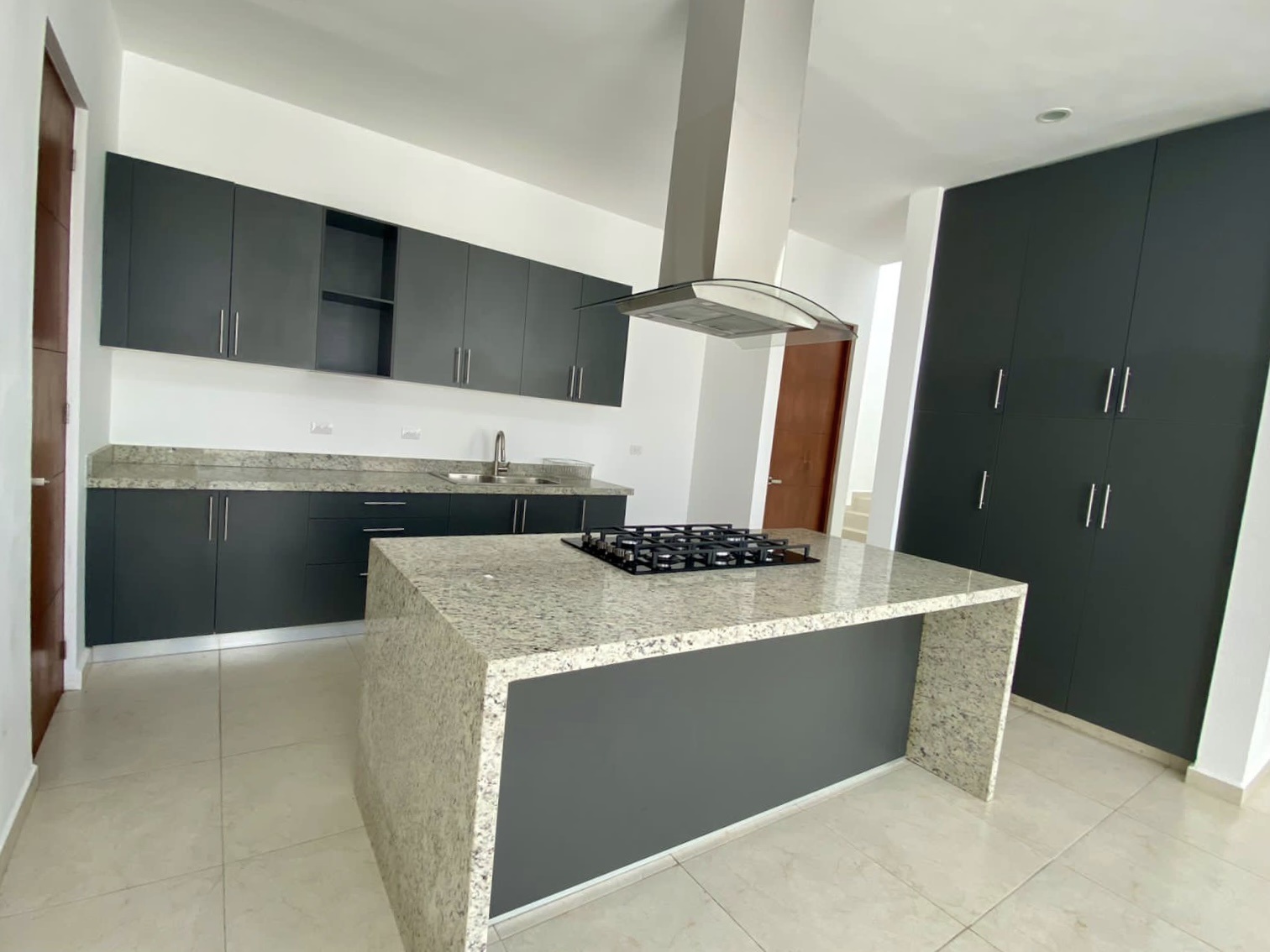 Casa de 3 recámaras, con alberca y family room, dentro de privada Gran Valle.