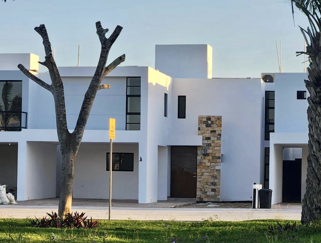 Casa con alberca y paneles solares, dentro de privada con amenidades.