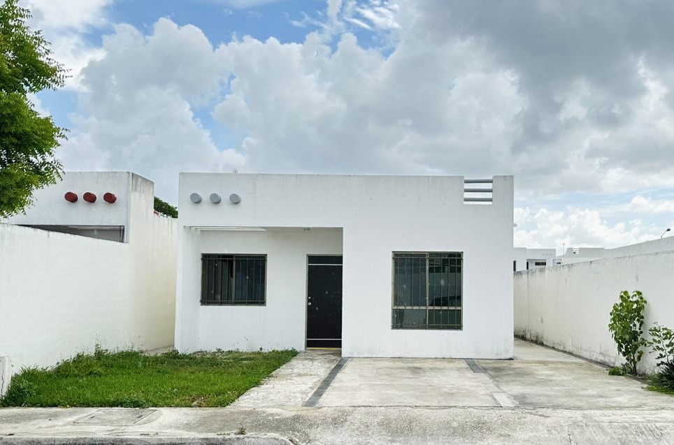 Casa de una planta, 2 recámaras y con cuarto de servicio.