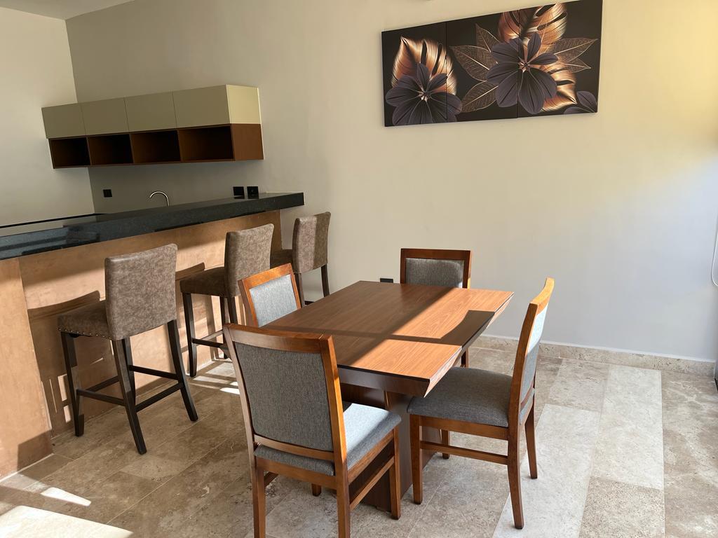 Townhouse de 2 recámaras, amueblado, con alberca privada, dentro de complejo.