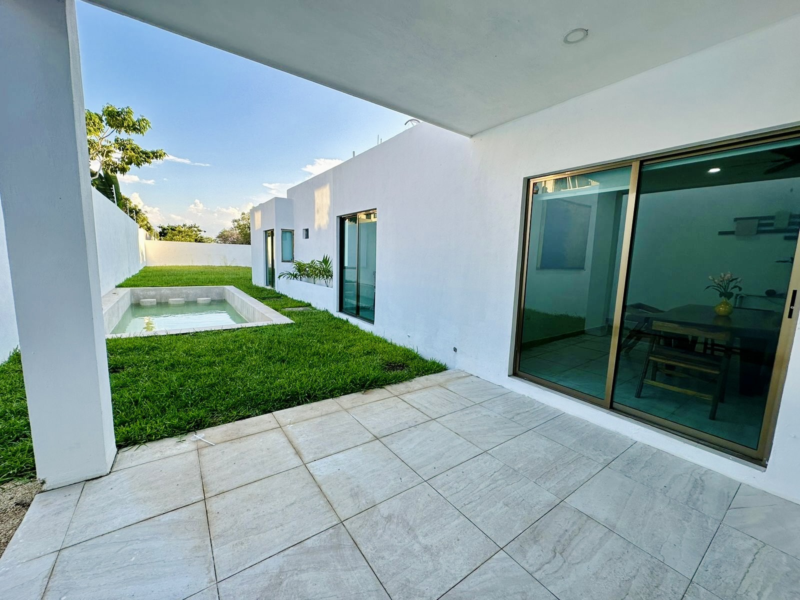 Casa de una planta, AMUEBLADA, con piscina y jardín.