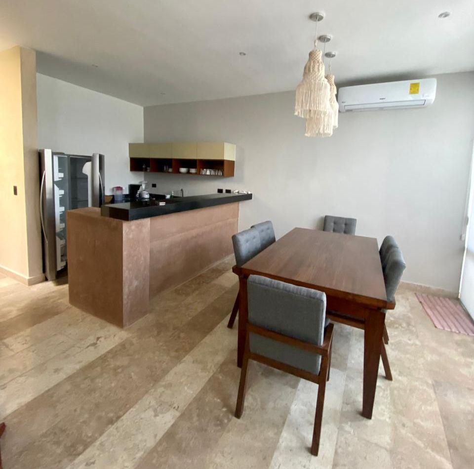 Townhouse de 2 recámaras, amueblado, con alberca, en privada.