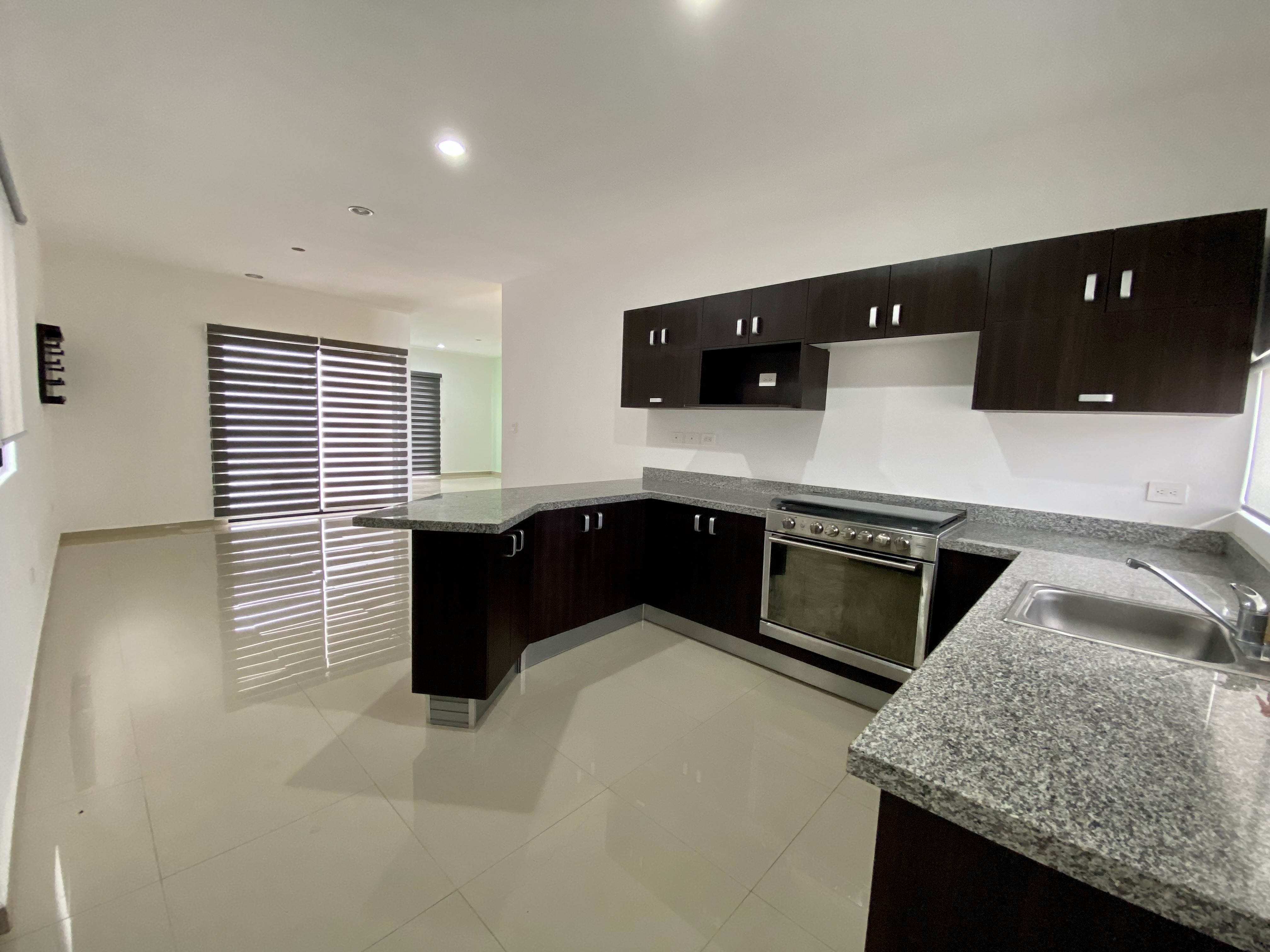 Se renta amplia casa de 3 recámaras, ubicada en Floresta Residencial.