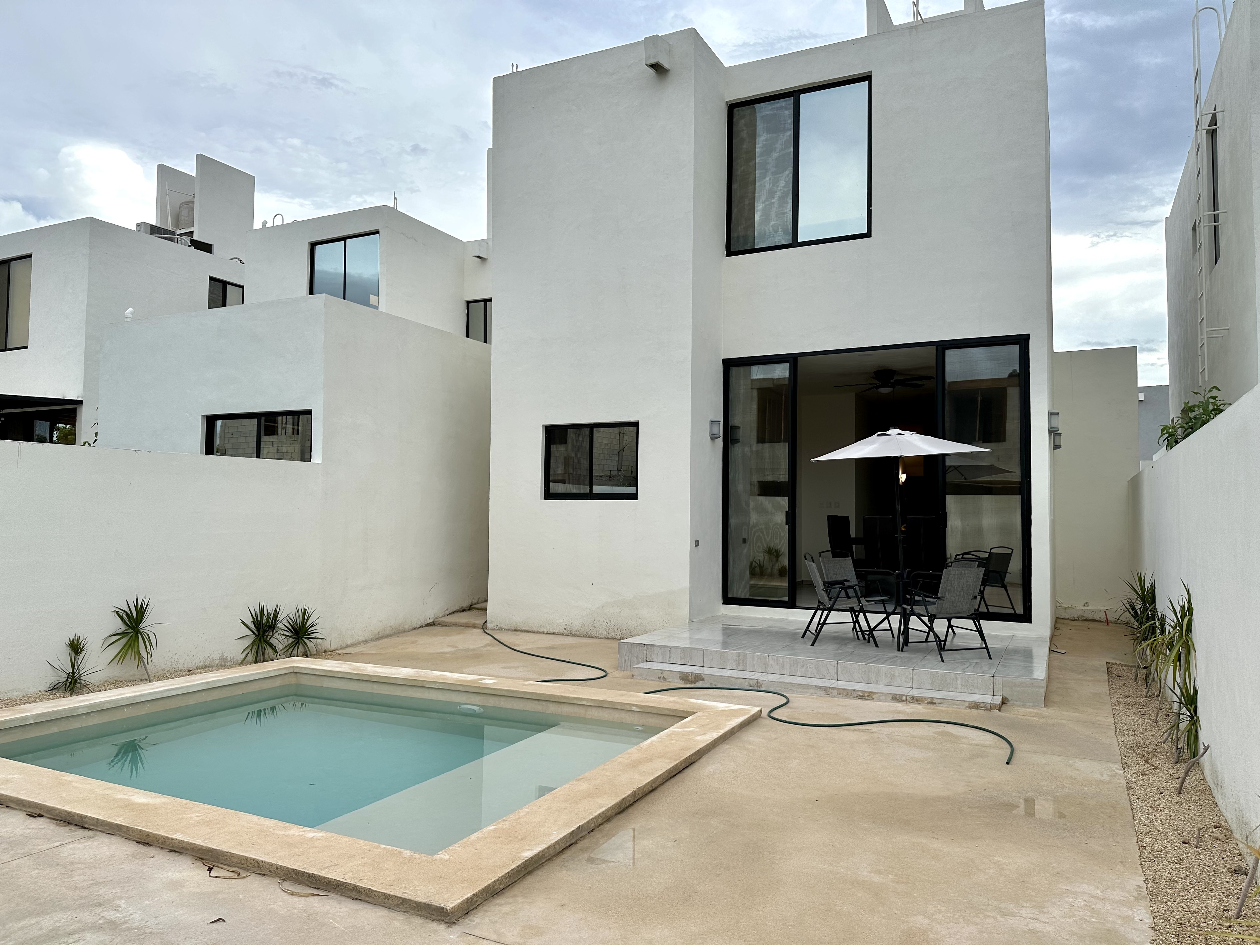 Casa amueblada, en privada, 3 habitaciones una en PB, alberca, ubicada en Conkal