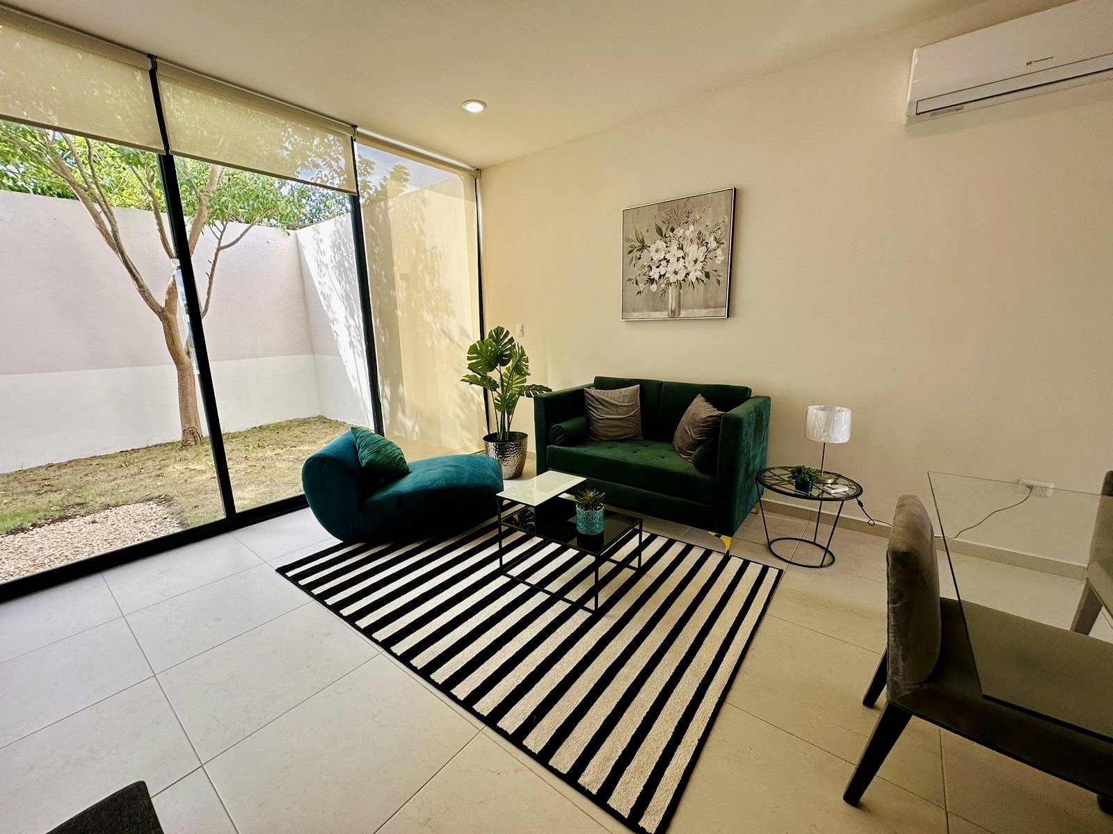 Townhouse amueblado, de una recámara, con jardín.