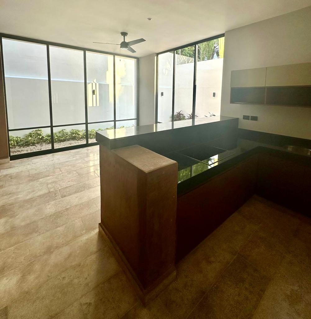 Townhouse de 2 recámaras, con piscina, en privada dentro de complejo.