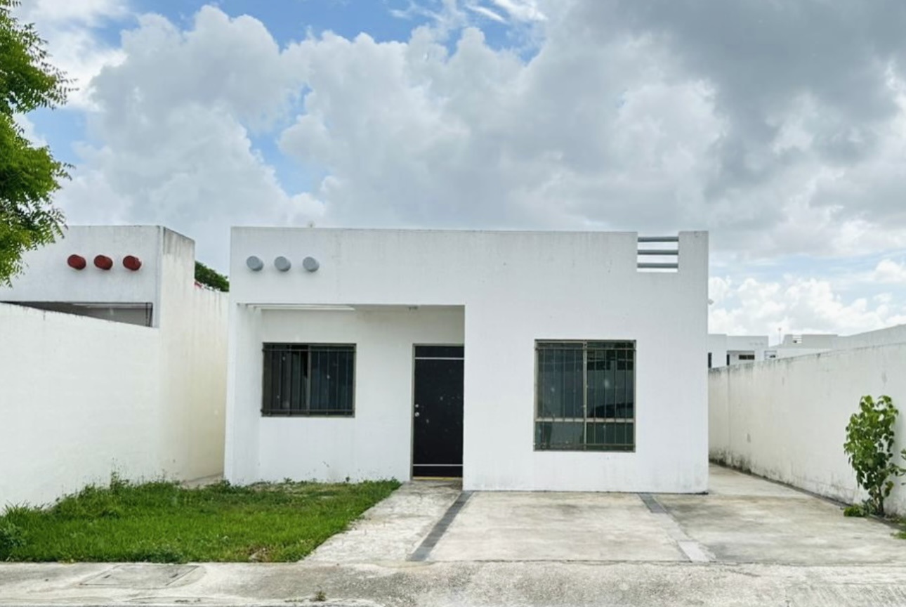 Casa de 1 planta, 2 recámaras y cuarto de servicio en Las Américas.