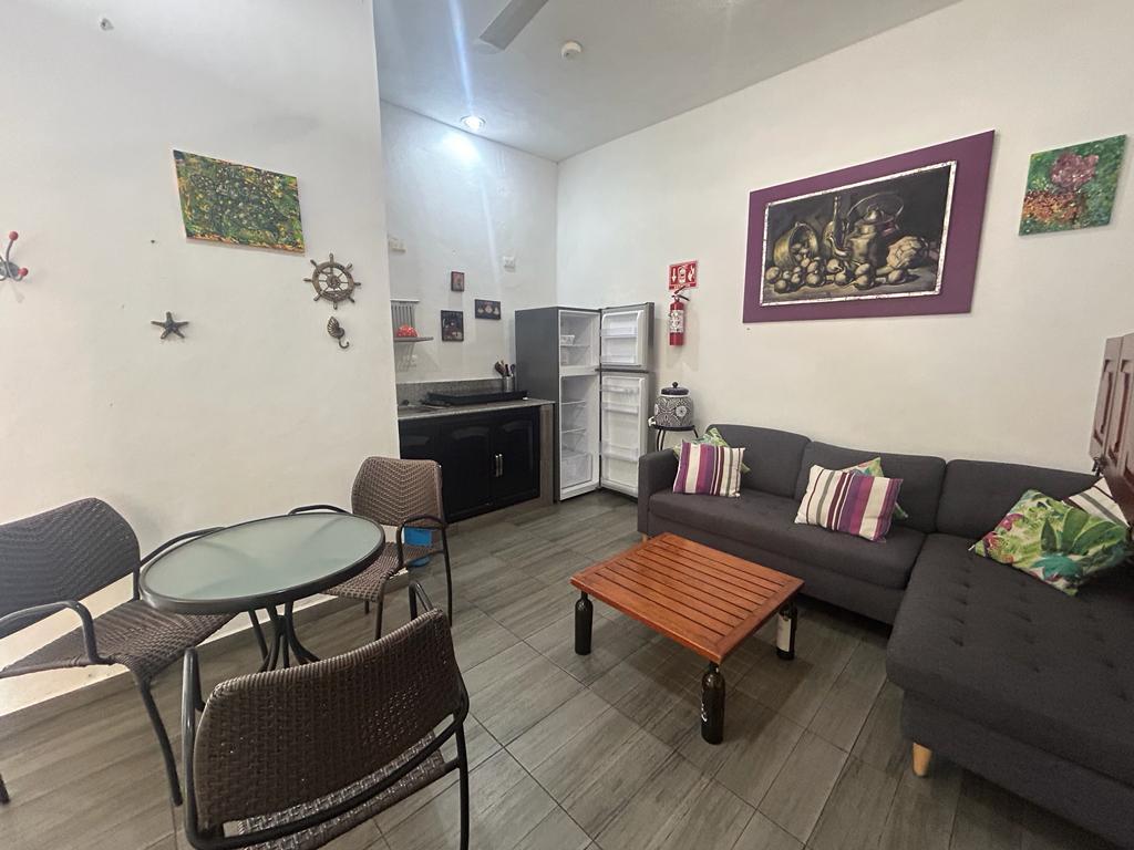 Departamento en privada con alberca y jardín común.