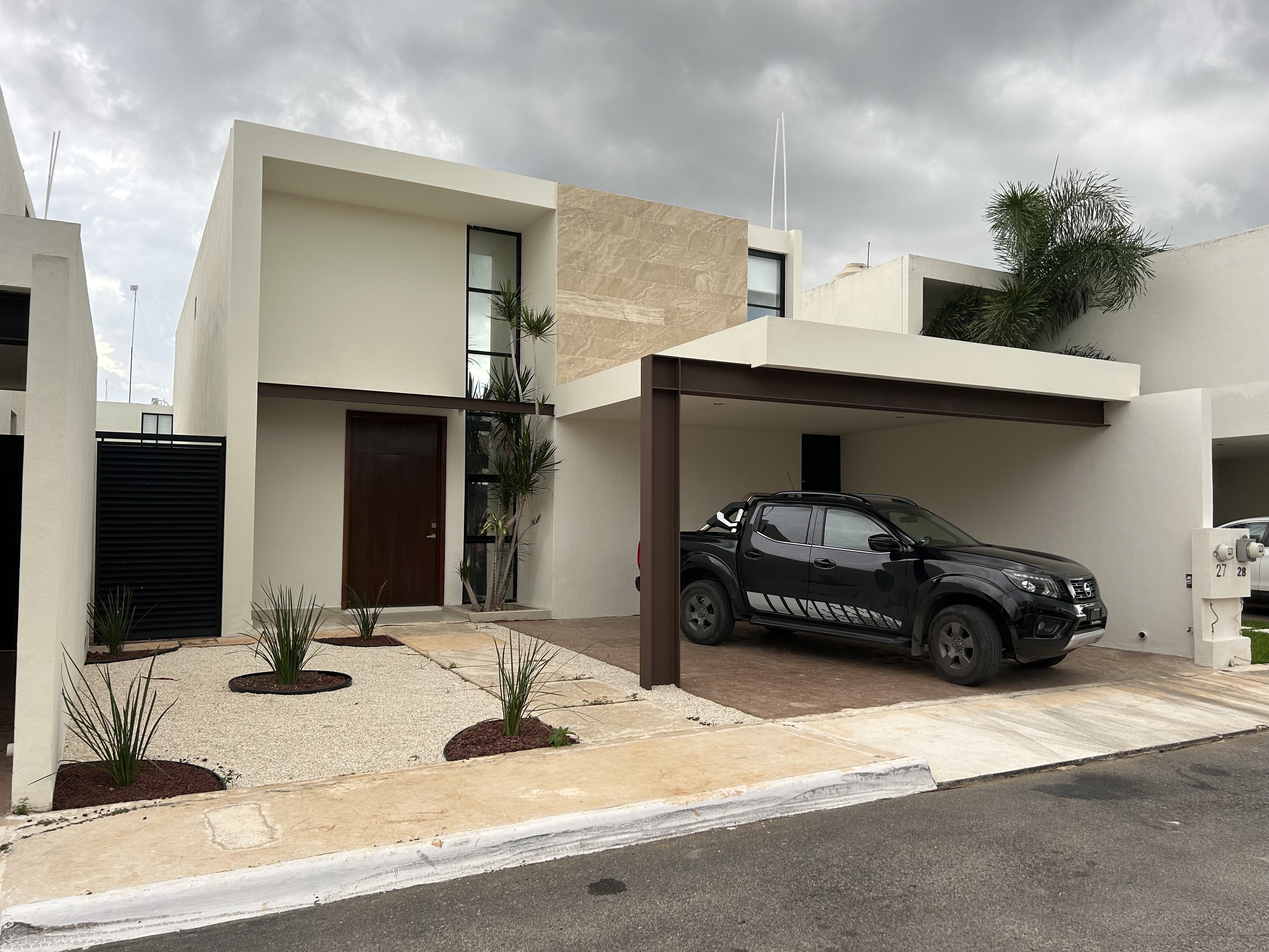 Casa dentro de privada con parque y área de niños, cerca de la entrada a Conkal.