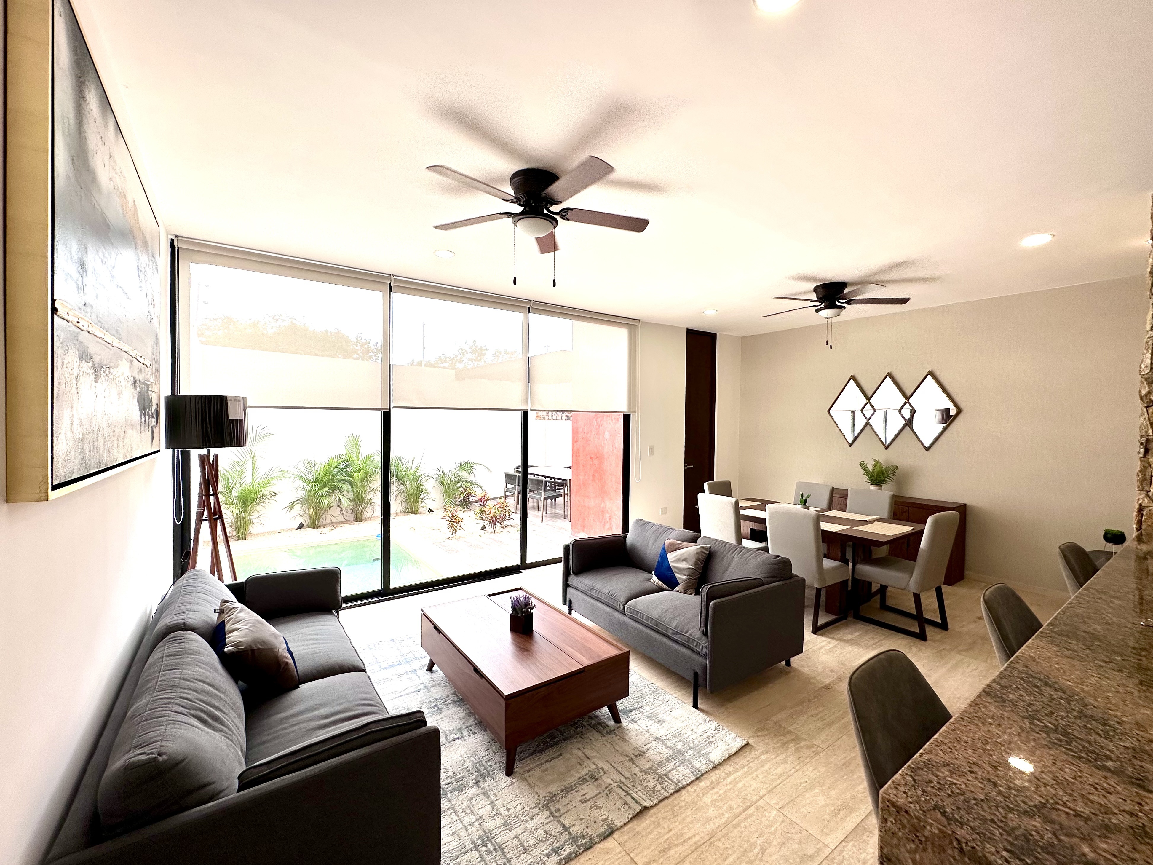 ¡Townhouse amueblado en renta, dentro de privada con servicios incluidos y alberca!