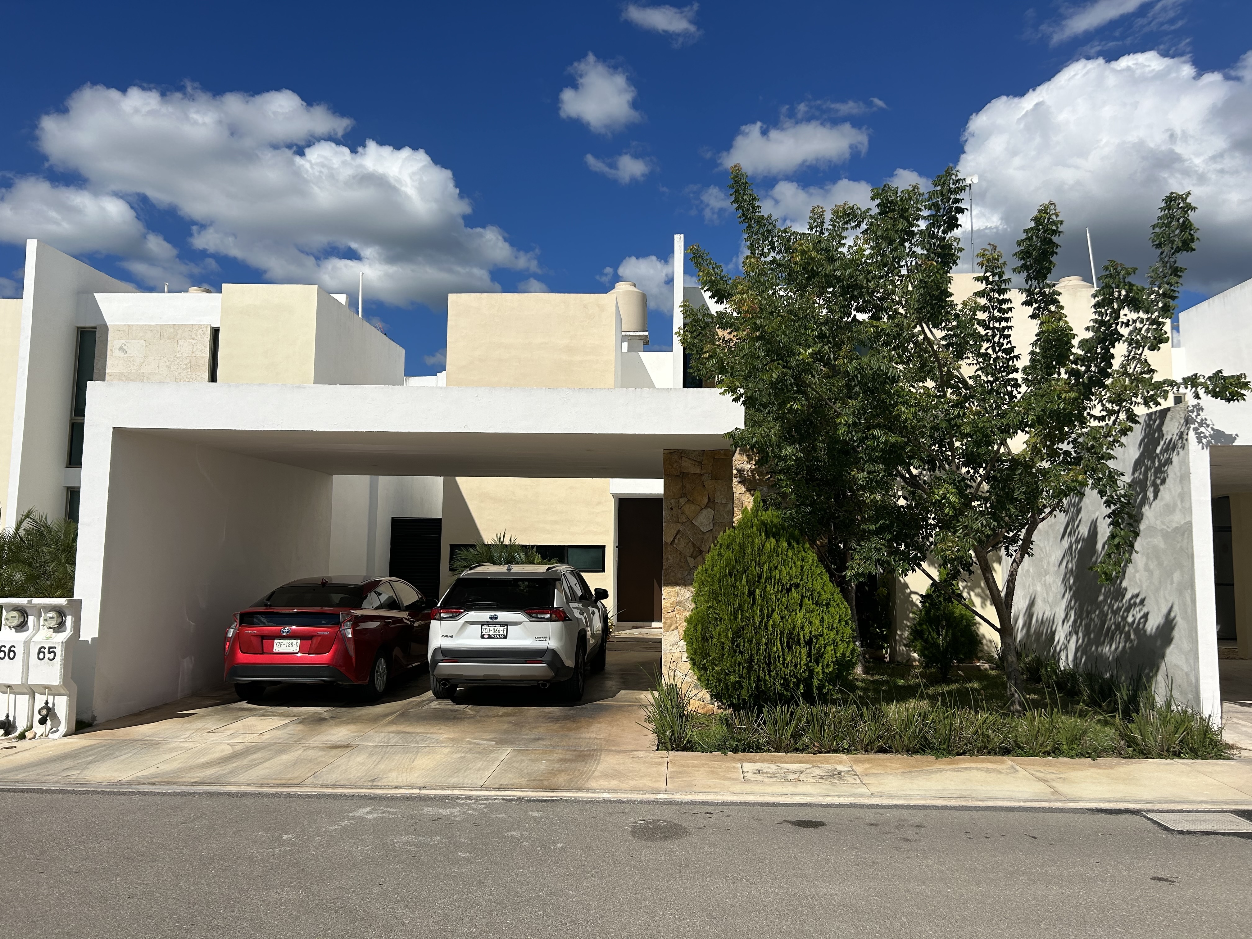 Casa con paneles y de amplios espacios, dentro de privada.