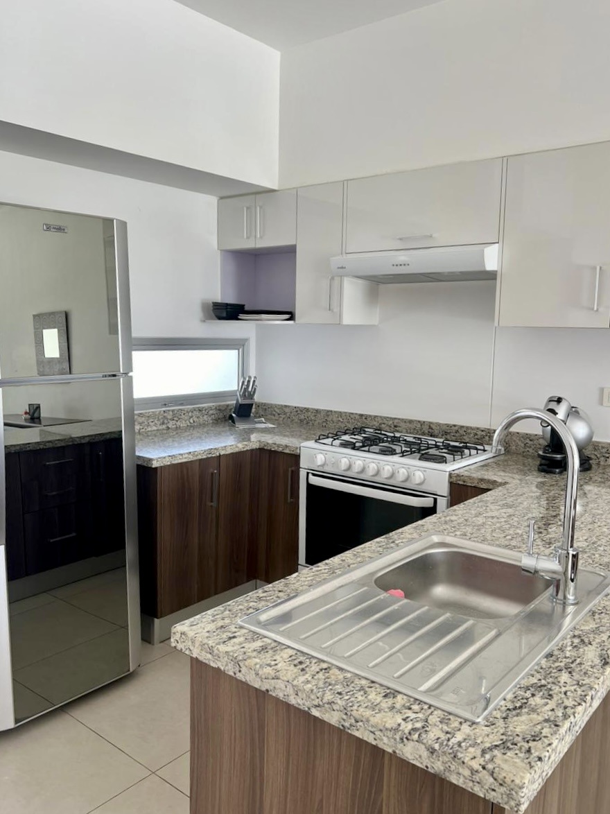 Departamento amueblado, de 1 recámara, en Vía Montejo, con amenidades.