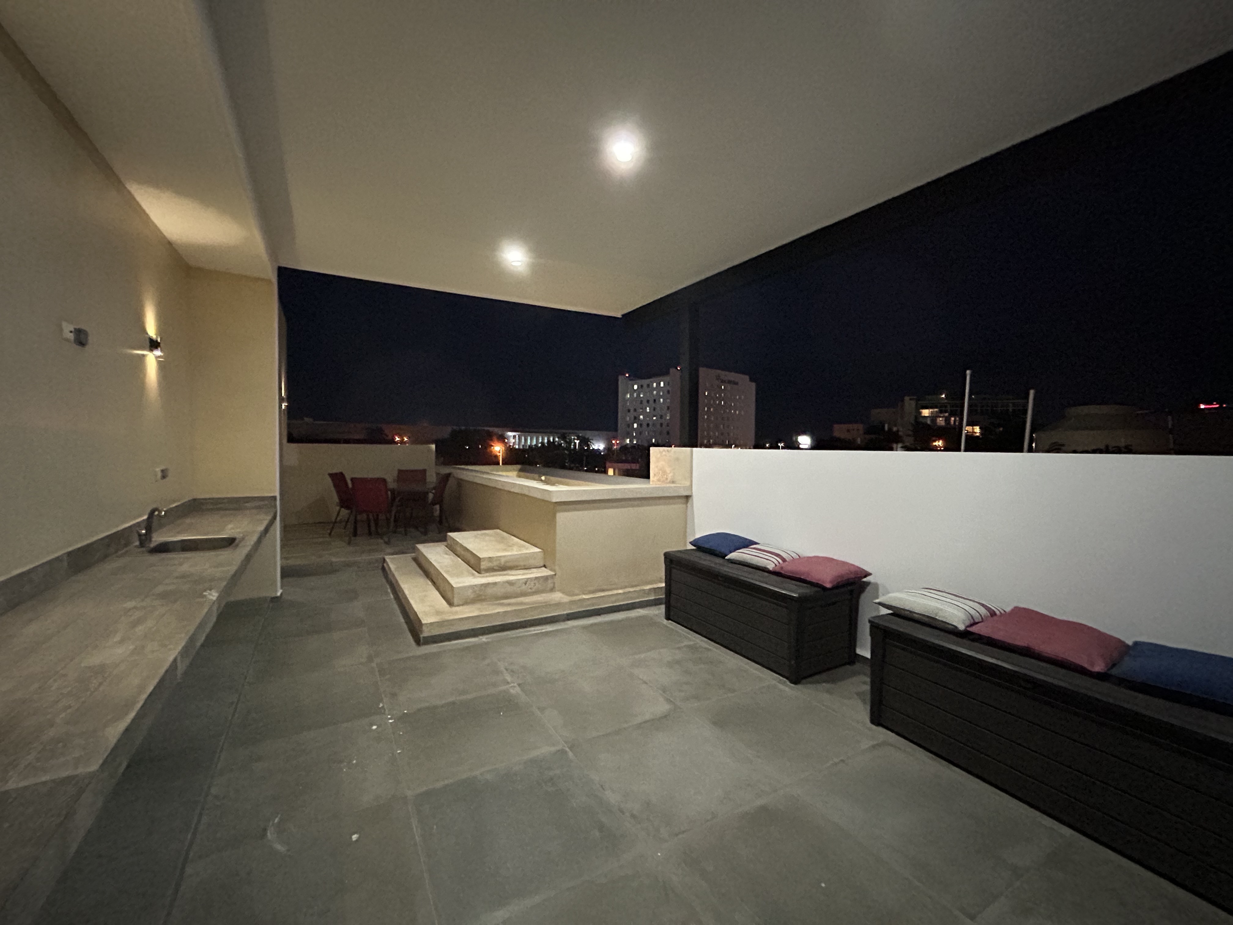 Hermoso Townhouse con roof top y jacuzzi en Altabrisa.